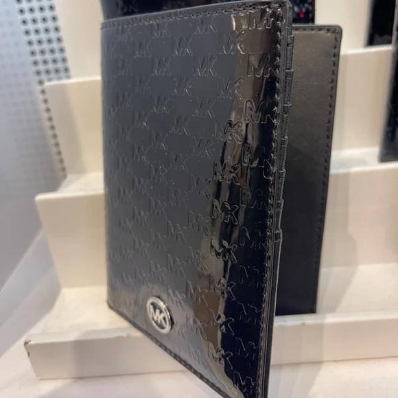 Michael Kors Jet Set Travel Md Signatu Patent Logo Debossed  Passport Case
Black - Picture 15 of 16